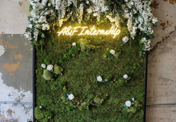 Rental Moss wall with additional floral garland